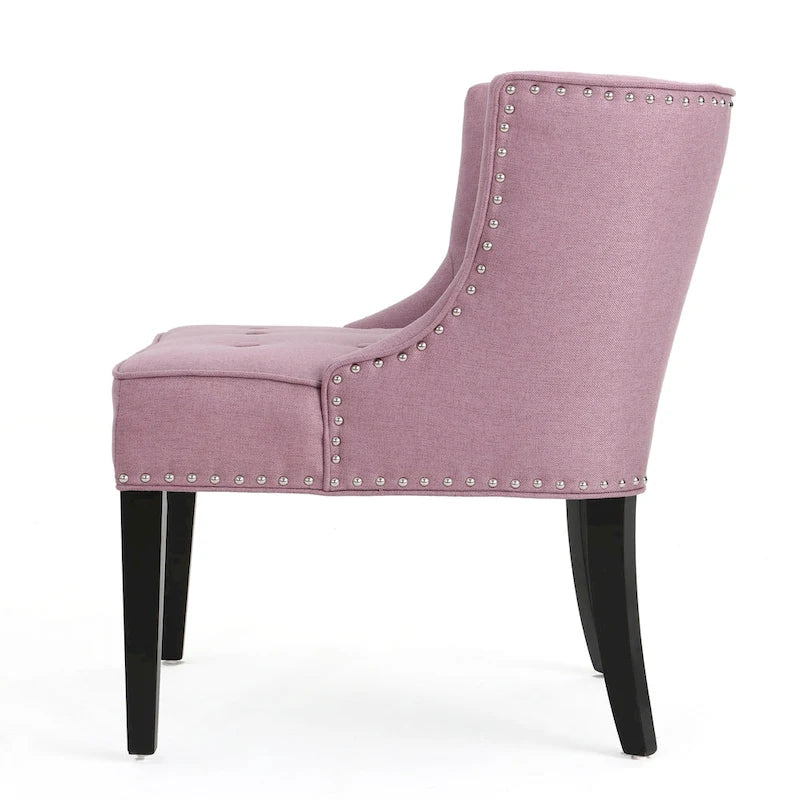 Poltrona d’accento contemporanea color viola lavanda con trapuntatura a cialda e bordatura con borchie