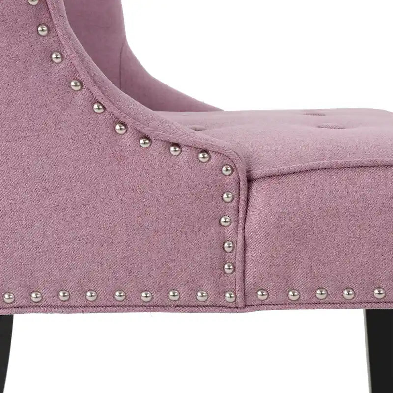Poltrona d’accento contemporanea color viola lavanda con trapuntatura a cialda e bordatura con borchie