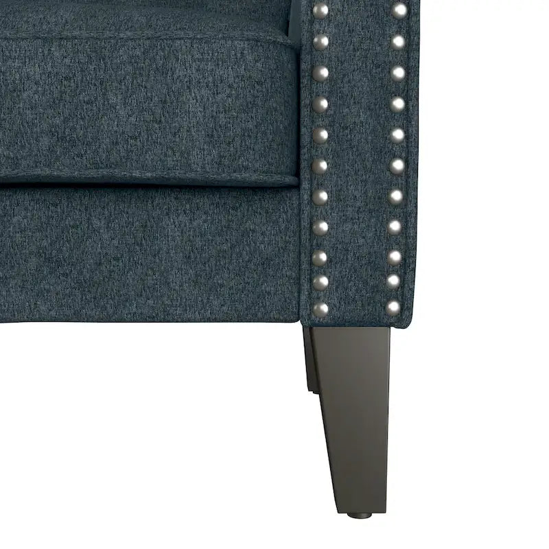 Klassischer Sessel mit gerollten Armlehnen, Nagelkopfverzierung und konischen Holzbeinen