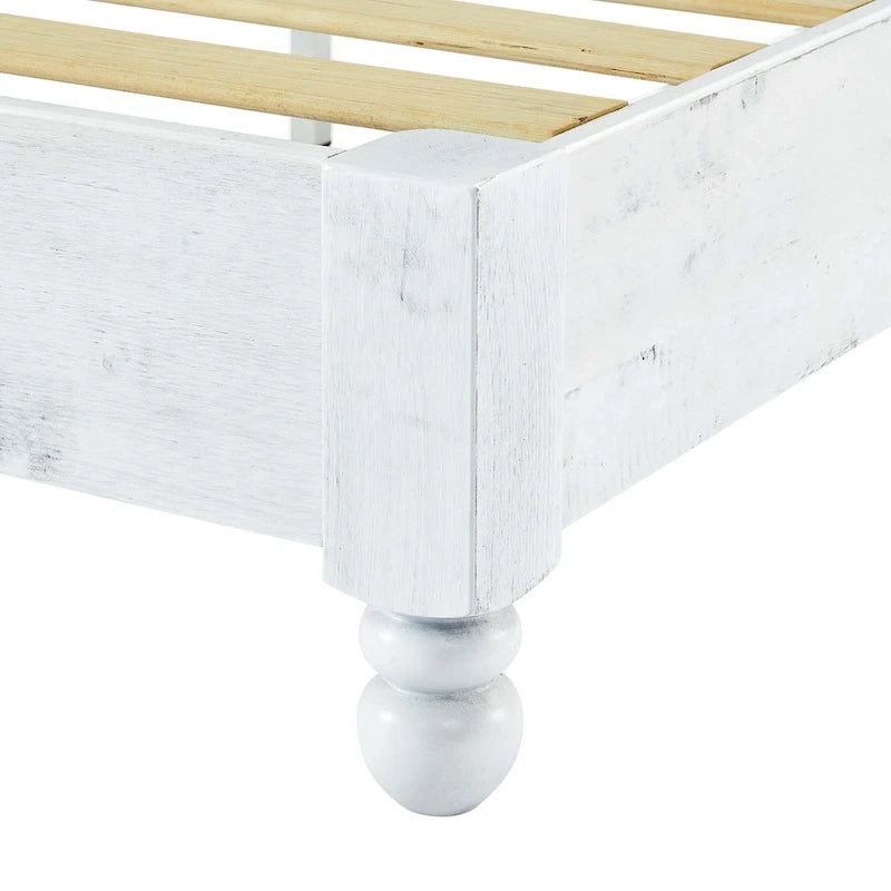 Struttura letto a piattaforma rustica in legno massello di pino imbiancato con doghe in legno