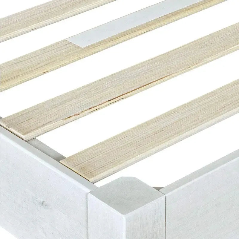 Struttura letto a piattaforma rustica in legno massello di pino imbiancato con doghe in legno